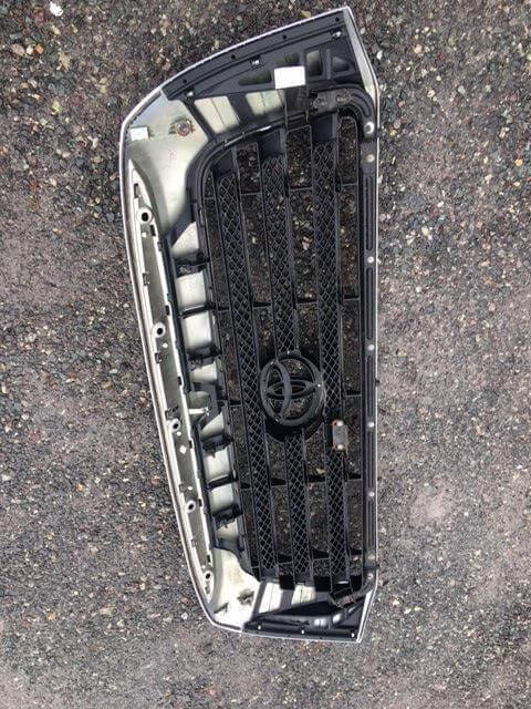 2007-2008 Toyota Tundra Upper Front Chrome Grille - Used OEM