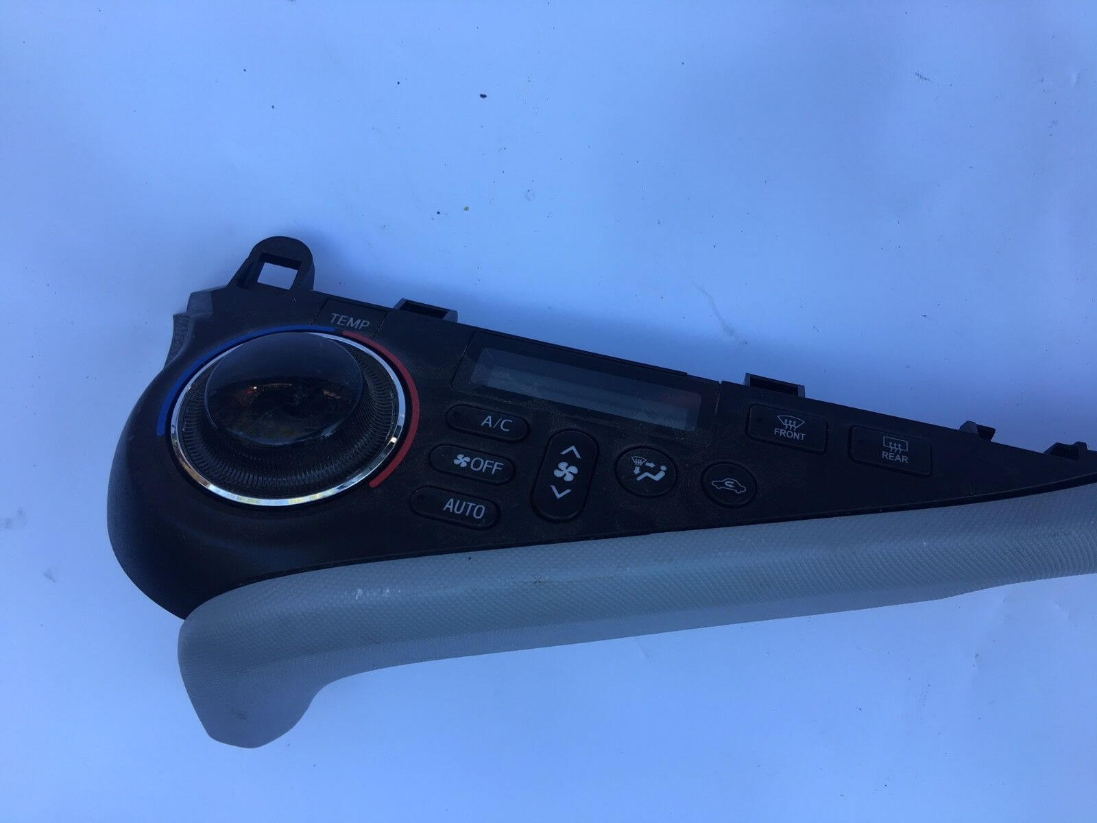 2012-2014 Toyota Prius C AC Heater Climate Control Module 55900-52740 - Used OEM